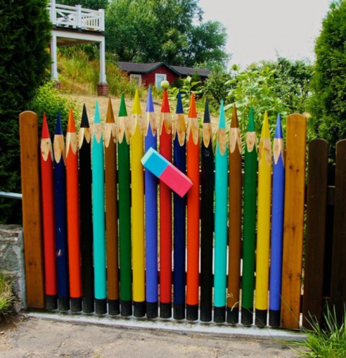 Ворота из разноцветных карандашей для юных школьников.