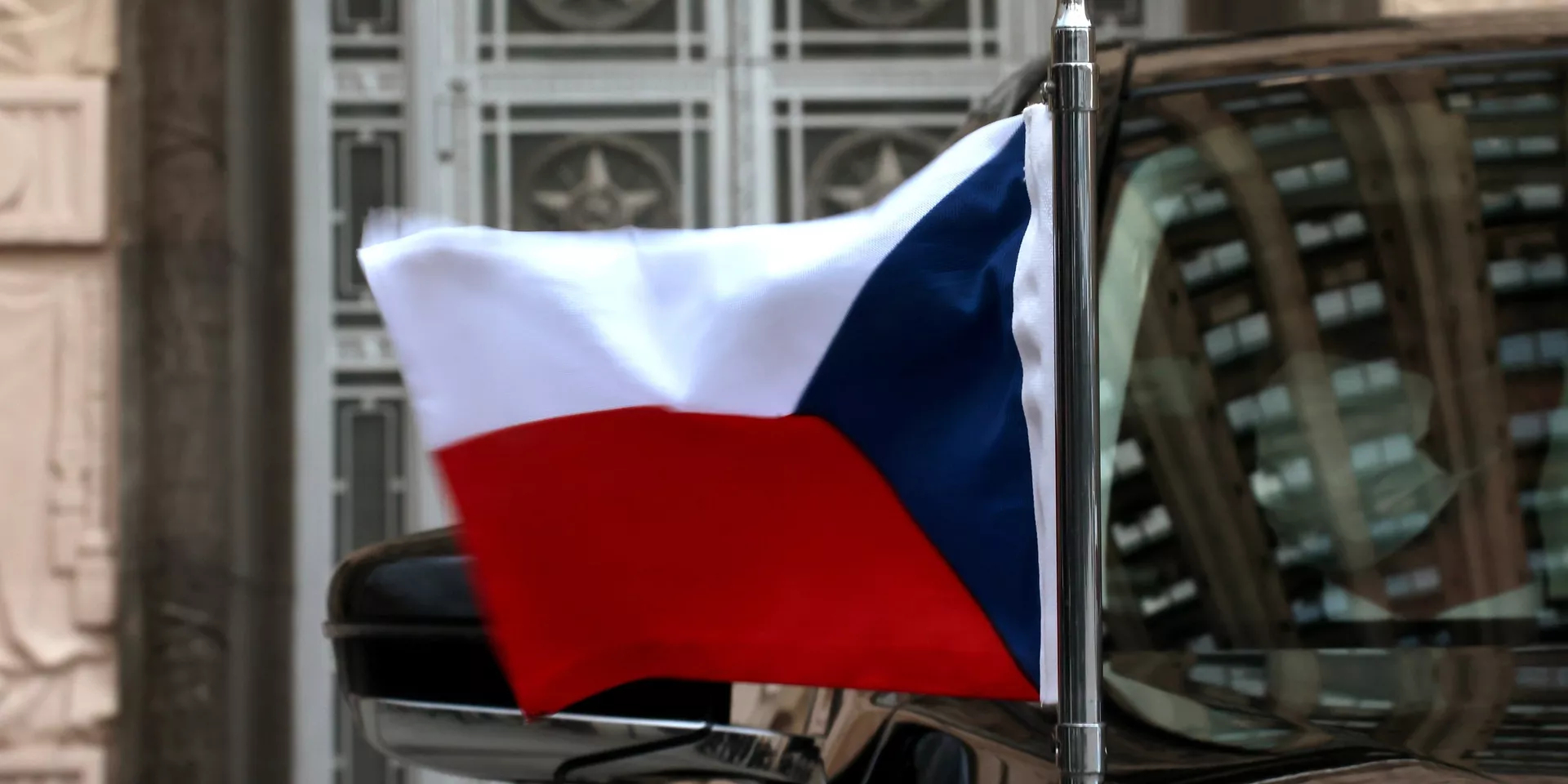 Флаг на автомобиле посла Чехии в РФ - ИноСМИ, 1920, 06.05.2024