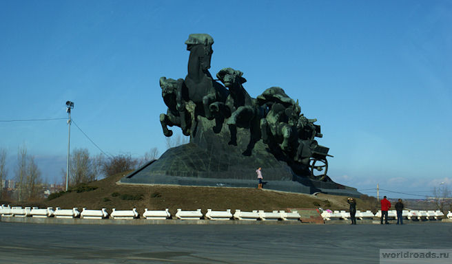 Эх тачанка ростовчанка. Тачанка ростовчанка памятник. Тачанка ростовчанка Скнарин. Тачанка Ростов на Дону. Тачанка Каховка.