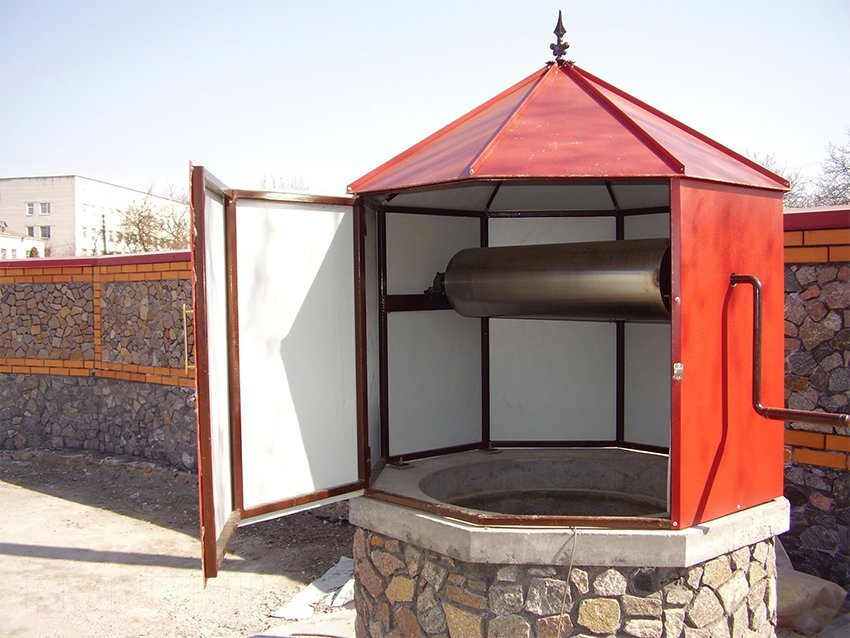 Колодезный домик над источником воды выполняет защитные и декоративные функции.-19