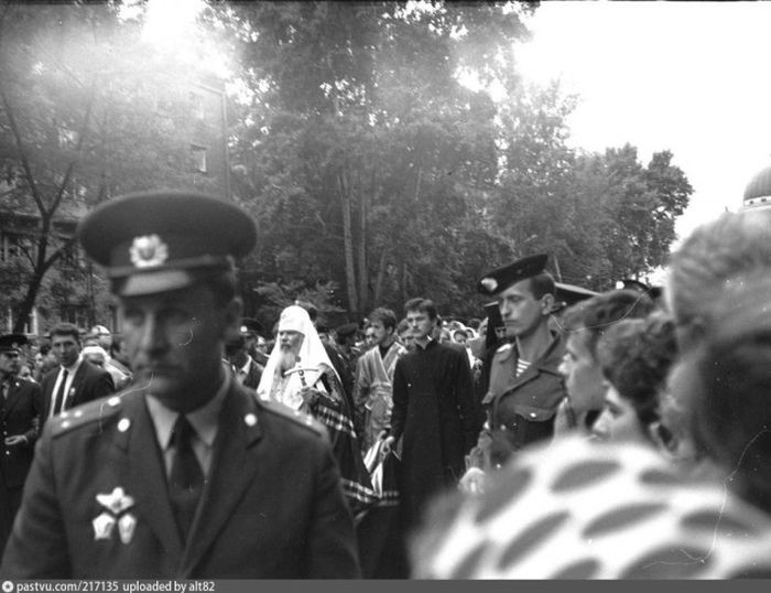 Обретение мощей преподобного Серафима Саровского. Алексий II, избранный патриархом ещё в 1990-м году, возглавляет процессию. Нижний Новгород, 1 августа 1991 года. история, факты, фото