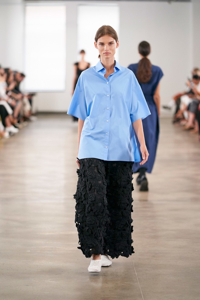 Правильные рубашки и юбки из необычного кружева: The Row RTW Spring 2020 Правильные рубашки и юбки из необычного кружева: The Row RTW Spring 2020 лучшее,мода,модные советы,Наряды