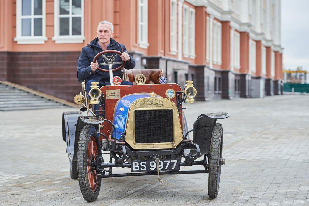 Век на ходу: в центре Екатеринбурга прошёл баттл столетних автомобилей марки и модели,ретро