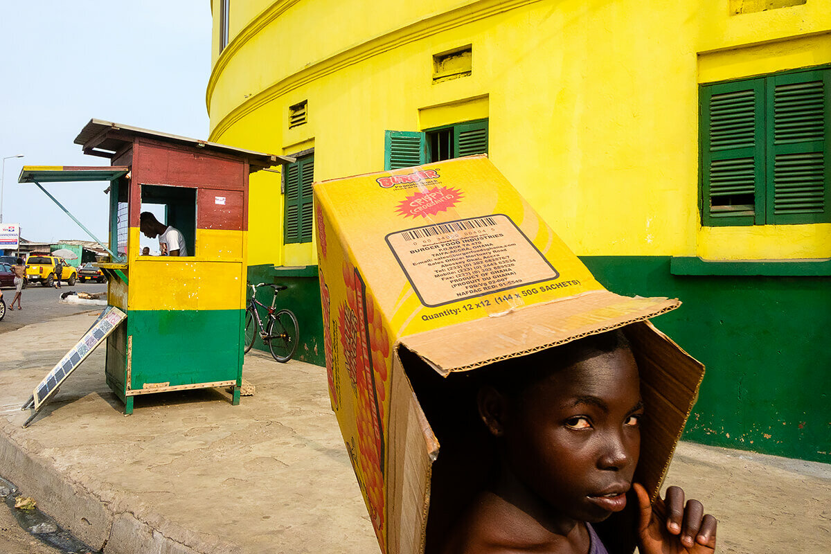 Коробки, район Буком в Аккре, Гана © Forrest Walker