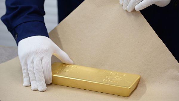 Упаковка золотого слитка на Екатеринбургском заводе Упаковка золотого слитка на Екатеринбургском заводе