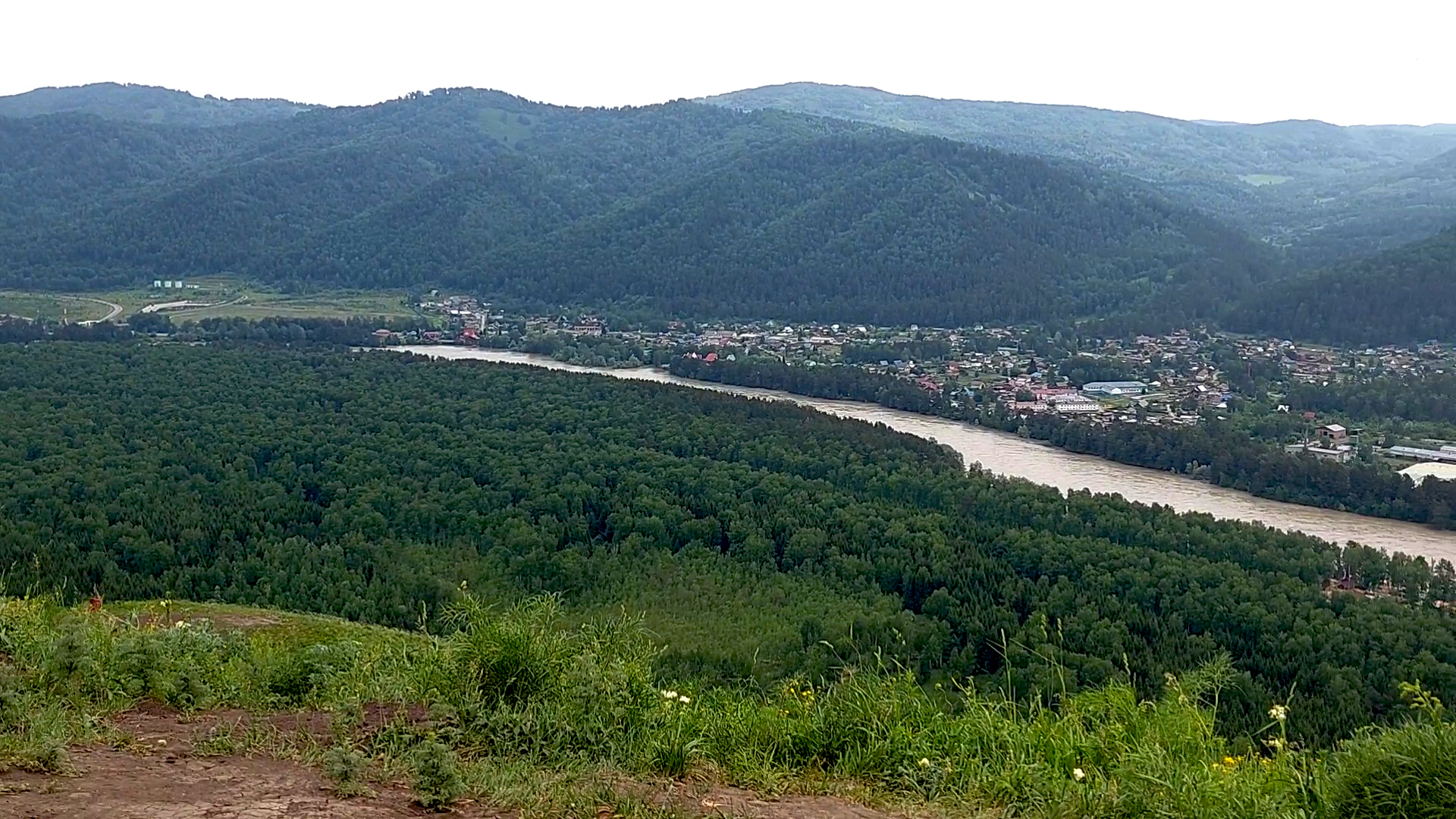Река Катунь и село Соузга / фото Natalya Dolidenok
