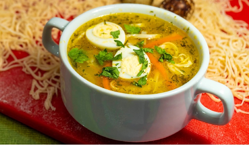 Очень вкусный, легкий и сытный – куриный суп с тонкой домашней лапшой