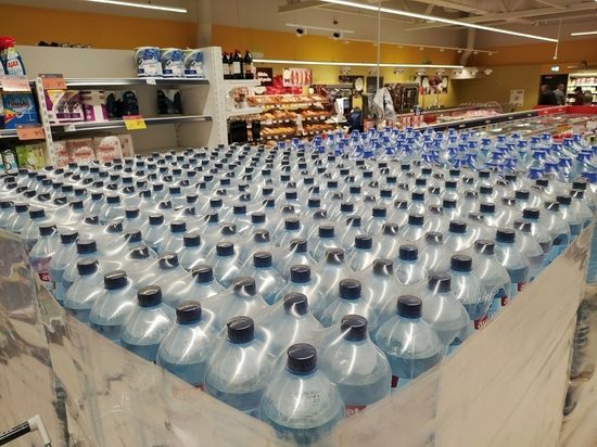 Врач объяснила опасность воды в пластиковых бутылках