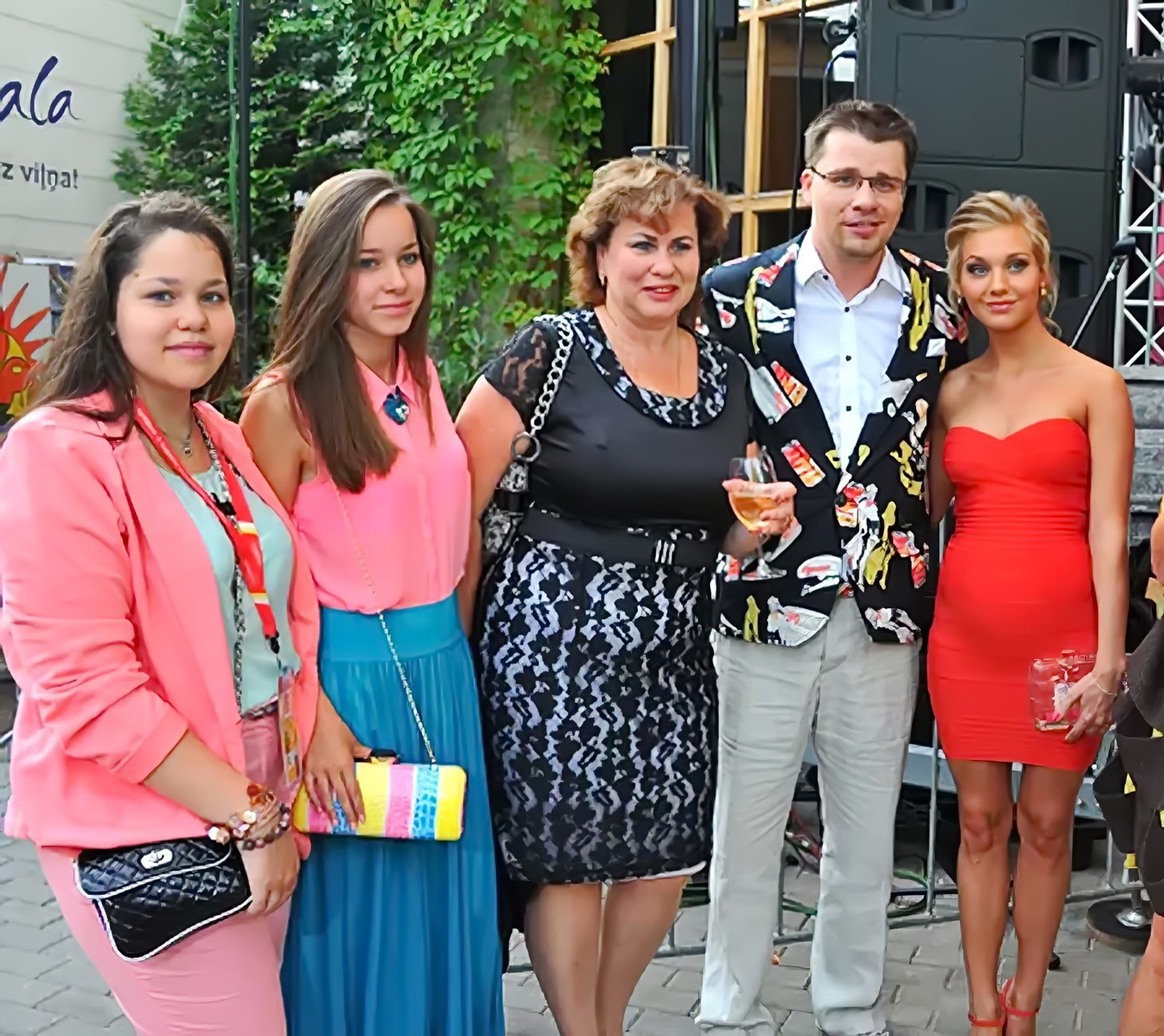 Гарик Харламов показал своих сестер-двойняшек. Подписчики восхищаются их красотой celebrities,актер,звезда,фото,шоубиz,шоубиз