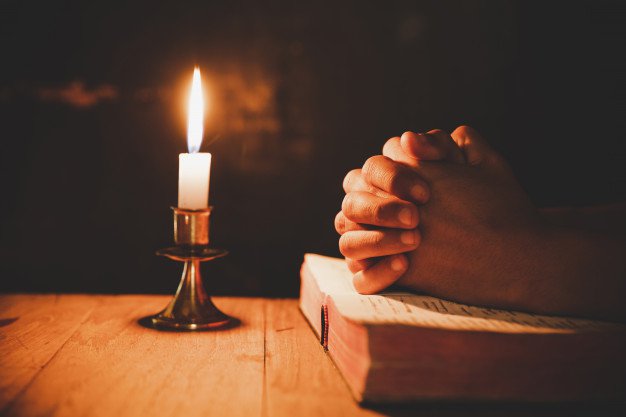 https://360tv.ru/media/uploads/article_images/2020/02/62883_man-praying-bible-light-candles-selective-focus_1150-9240.jpg