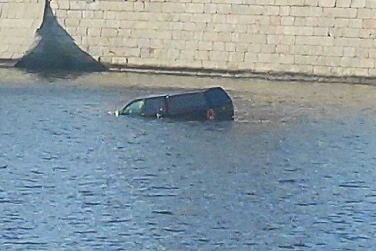 Машина упала в воду