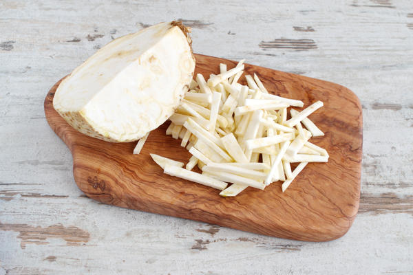 Корневой сельдерей употребляют и в сыром виде, и после тепловой обработки