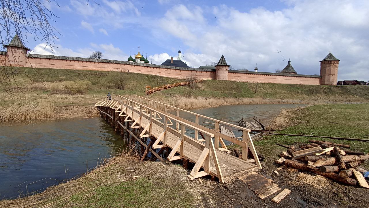В Суздале восстановили разрушенные разлившейся Каменкой деревянные мосты