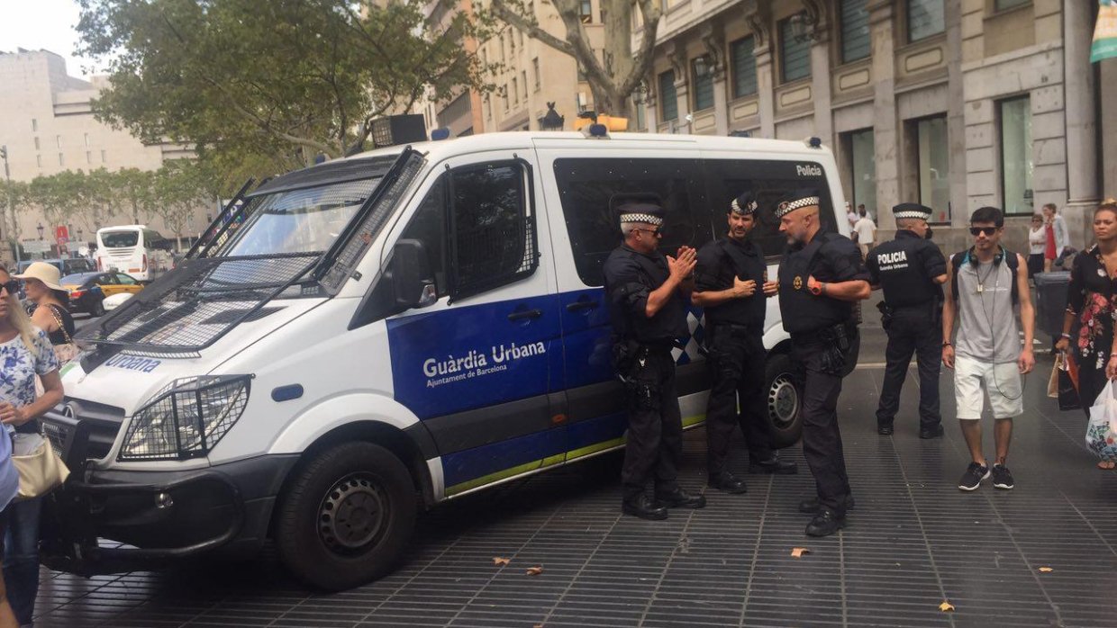 Мать предполагаемого террориста из Барселоны призвала сына сдаться полиции