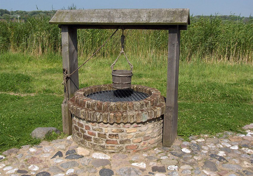 Колодезный домик над источником воды выполняет защитные и&nbsp;декоративные функции.-12