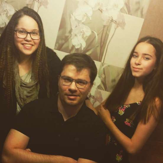 Гарик Харламов показал своих сестер-двойняшек. Подписчики восхищаются их красотой celebrities,актер,звезда,фото,шоубиz,шоубиз