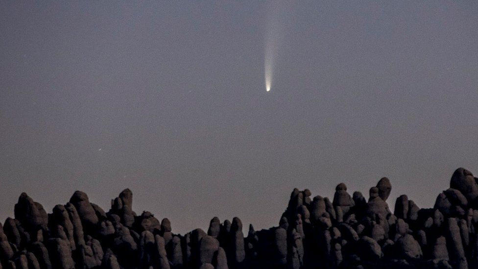 Фото: комета Неовайз приближается к Земле. Следующее рандеву - через 6800 лет caption, IMAGESImage, иллюстрацииGETTY, увидеть, видно, Комету, Неовайз, комета, Земле, можно, хорошо, марта, конце, комету, приблизится, будет, невооруженным, Комета, максимально, запечатлена
