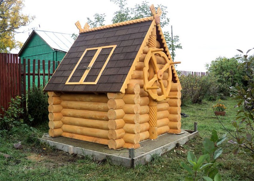 Колодезный домик над источником воды выполняет защитные и&nbsp;декоративные функции.-14