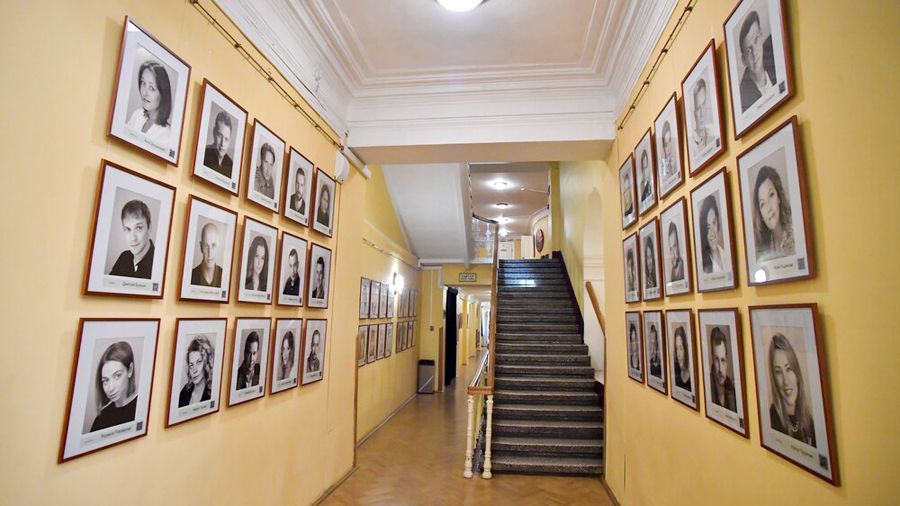 Соцсеть «ВКонтакте» запустила проект о смотрительницах музеев и театров «Невидимые музы»