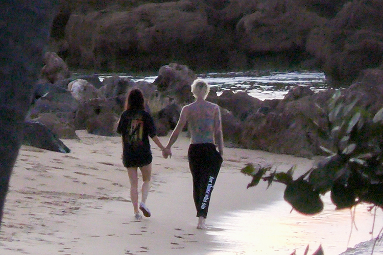 Без детей и бывших: Меган Фокс и ее бойфренд Machine Gun Kelly улетели в романтическое путешествие в Коста-Рику Звезды,Звездные пары