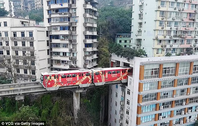 Пути поезда в Китае проложены через жилой дом