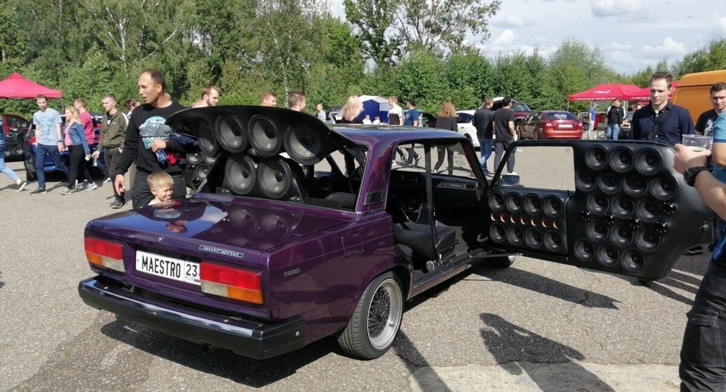 Несколько фото нелепого тюнинга автомобилей