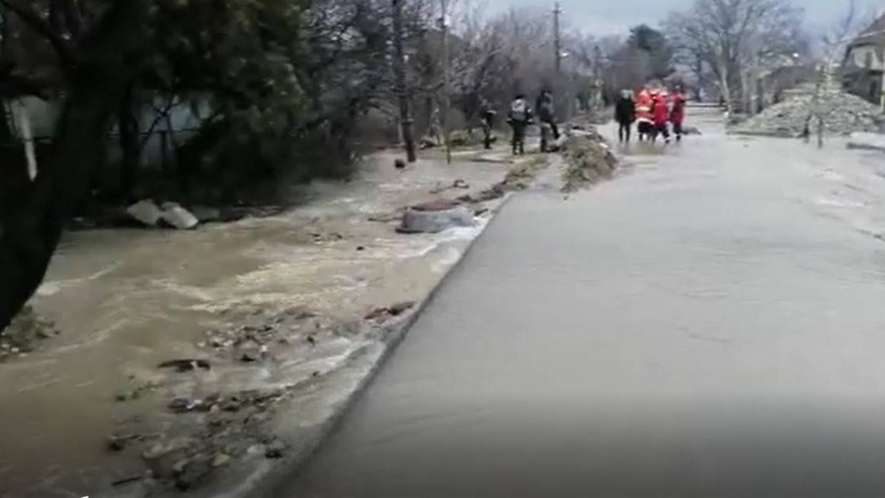 Атака на краснодарский край сегодня. Наводнение на дороге. Наводнение в Краснодаре. Наводнение в Краснодарском крае. Наводнение в Краснодарском крае сейчас.