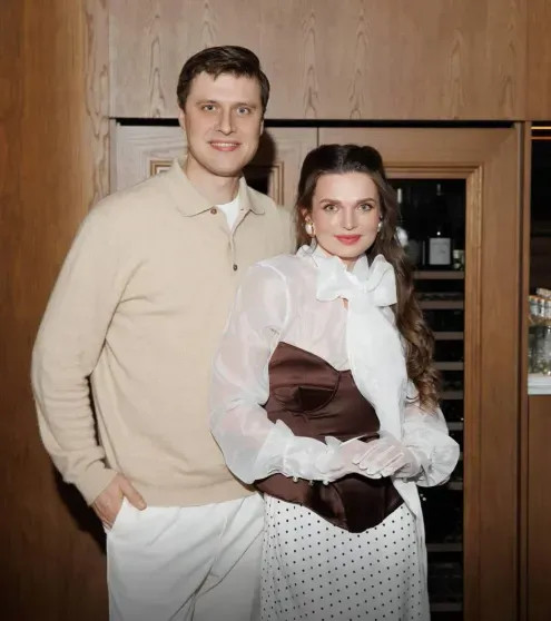 Стеша Маликова, Люся Чеботина, Юрий Колокольников с женой посетили светский ужин в Санкт-Петербурге Стеша, Чеботина, МаликоваСтеша, Маликова, Колокольников, светская, кожаные, МаликоваАлеко, косухуСтеша, образу, добавив, брюки, надела, ЧеботинаЮрий, Певица, платье, чёрном, образ, вечерний, также