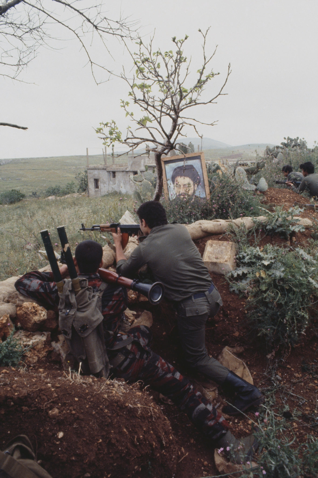 Исторические фотографии Гражданской войны в Ливане (1982-1984) «Амаль», Бейруте, время, Арафат, армия, продолжают, Ребенок, Бейрут, Бейрута, войны, Бойцы, после, сопротивляться, Сабре, последователи, беженцев, лагере, просирийских, отрядам, Набатии