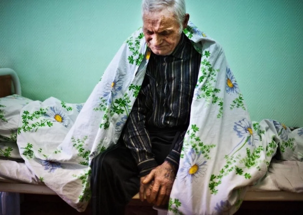 В частном доме престарелых пожилых россиян морили голодом и держали в грязи