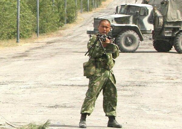 Военная колона Грузии встретила одного солдата РФ. Они думали, что он убежит. Военная колона Грузии встретила одного солдата РФ. Они думали, что он убежит. новости,события