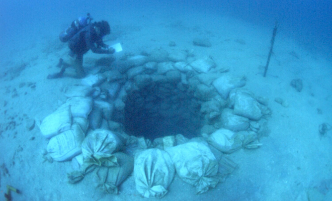 Дайверы на глубине 20 метров нашли город возрастом тысячи лет. В центре колодец, который ведет еще глубже