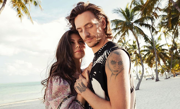 "Первые гастроли Мира": Сергей Полунин и Елена Ильиных впервые показали лицо сына