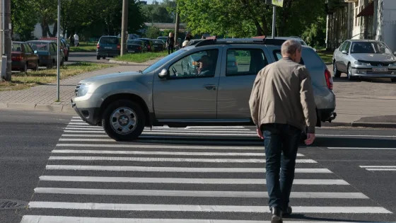 Должен ли водитель дожидаться, пока пешеход завершит переход всей дороги по зебре или можно ехать сразу