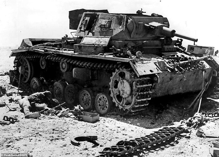 Почему в конце войны немецкие танки шли на фронт покрашенными в красный цвет танки, войны, машины, только, самом, боевых, красились, фронте, просто, вермахта, конце, серый, цвета, свинцовый, стали, Германии, машин, заводов, фронт, сурик