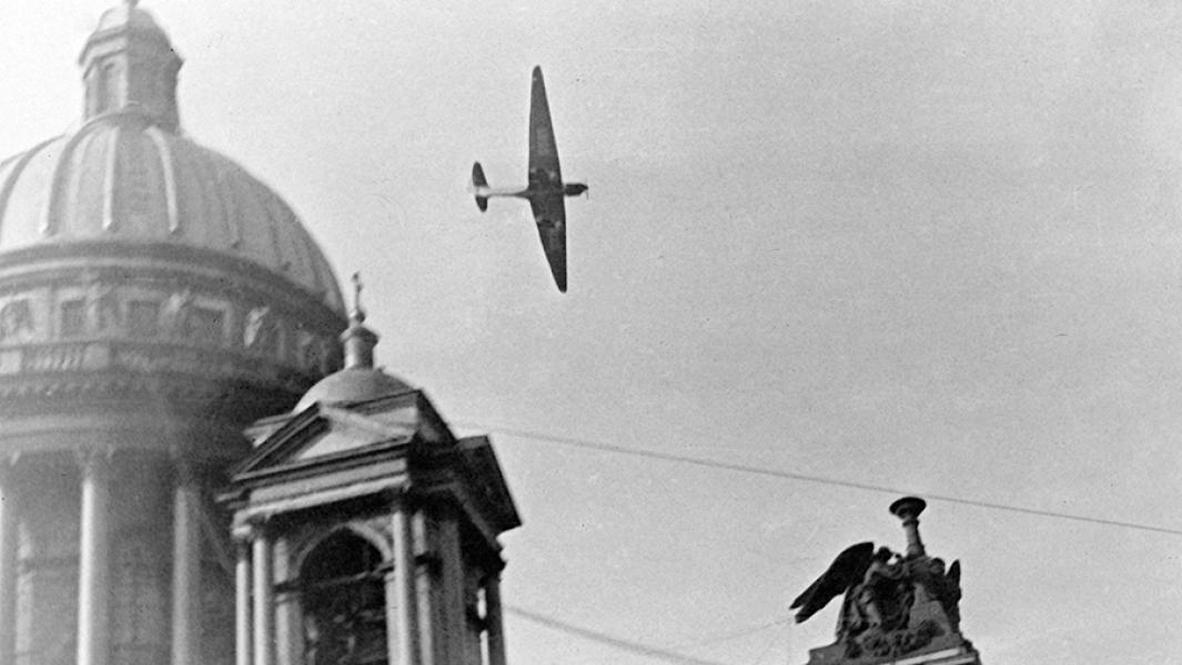 Самолет Валерия Чкалова пролетает над Исаакиевским собором во время перелета Москва – Дальний Восток. Ленинград, 20 июля 1936 года