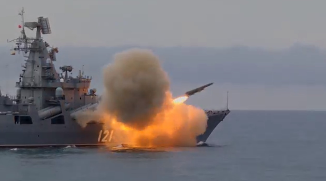 Флагман Черноморского флота крейсер «Москва» впервые за 33 года выполнил ракетную стрельбу в акватории...