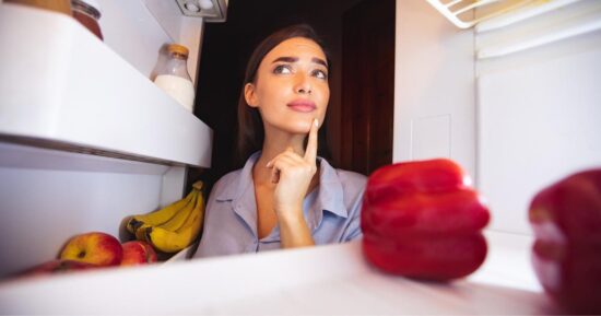 Это симптом: из-за каких болезней вы бегаете ночью к холодильнику