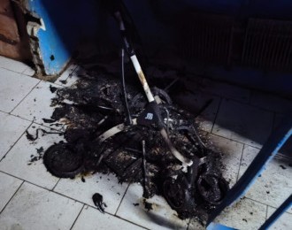 В Балаково неизвестные дотла сожгли в подъезде детскую коляску