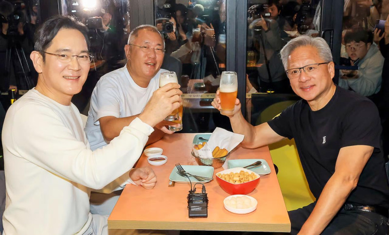 Дженсен Хуанг Nvidia вместе с руководителями Samsung и Hyundai залпом бахнули пивка в самой простой забегаловке.