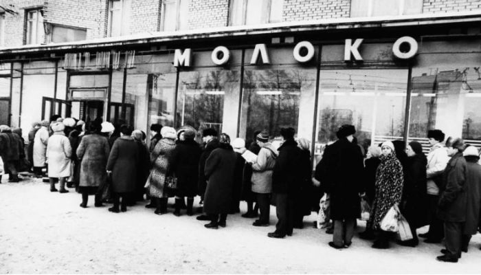 До сих пор не утихают споры насчет того, кто был виноват в нехватке товаров/Фото:tolknews.ru
