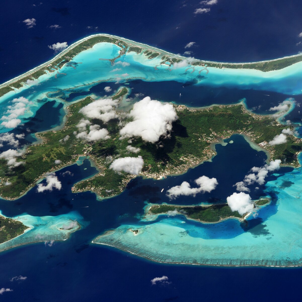 Бора-Бора, Французская Полинезия. 9 марта 2018 года. Изображение ©2018 Planet Labs, Inc. cc-by-sa 4.0.