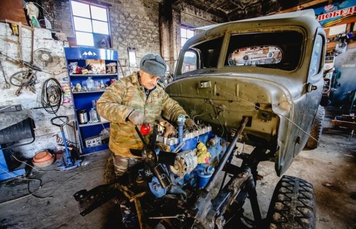 Пенсионер из России своими руками собрал коллекцию из 80 советских автомобилей