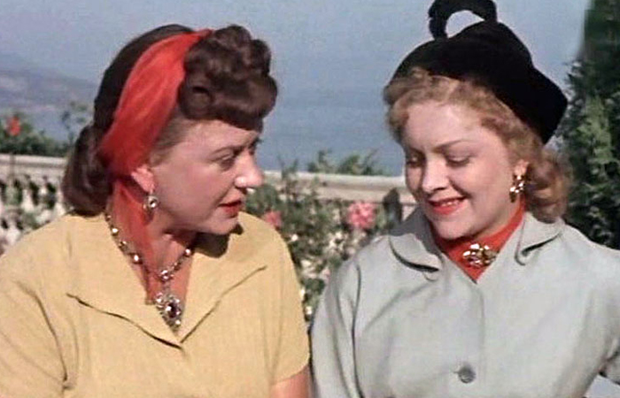  kino-teatr.ru / В театр советские граждане надевали самые лучшие наряды.