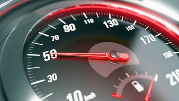 Большинство жителей России не одобрили ограничение скорости в городах