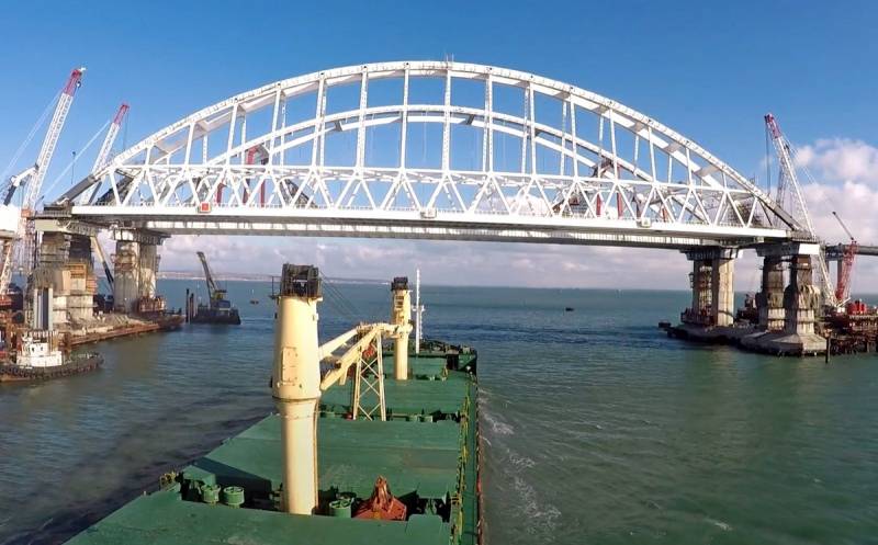 Эксперты предсказывают поход кораблей НАТО под Крымским мостом. Возможно ли это?