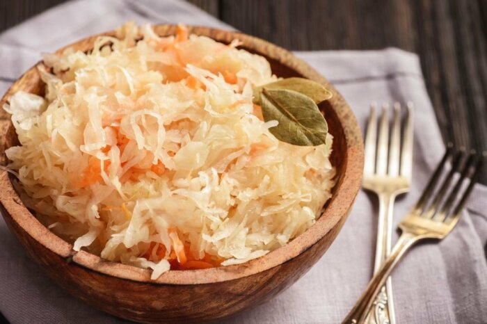 Салат с квашеной капустой. \ Фото: bon-appetit.mozello.com.