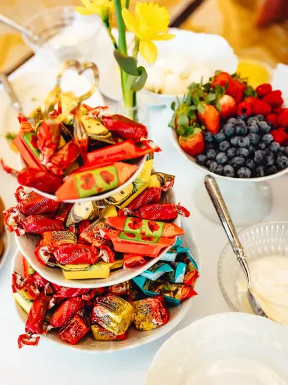 Алёна Ахмадуллина, Наташа Королёва и Алексей Жидковский на масленичных гуляньях 