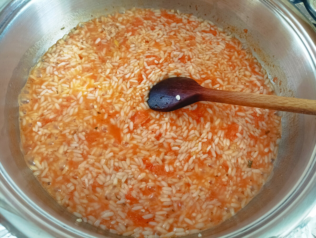 Рис по-турецки (пилав с помидорами). Готовится необычно, получается рассыпчатым и вкусным сковороду, очень, почти, время, гранёный, просто, особенность, крышкой, помещаю, минут, водой, настолько, вместе, странность, обжариваю, нужно, приготовления, меньше, нарезать, стекла