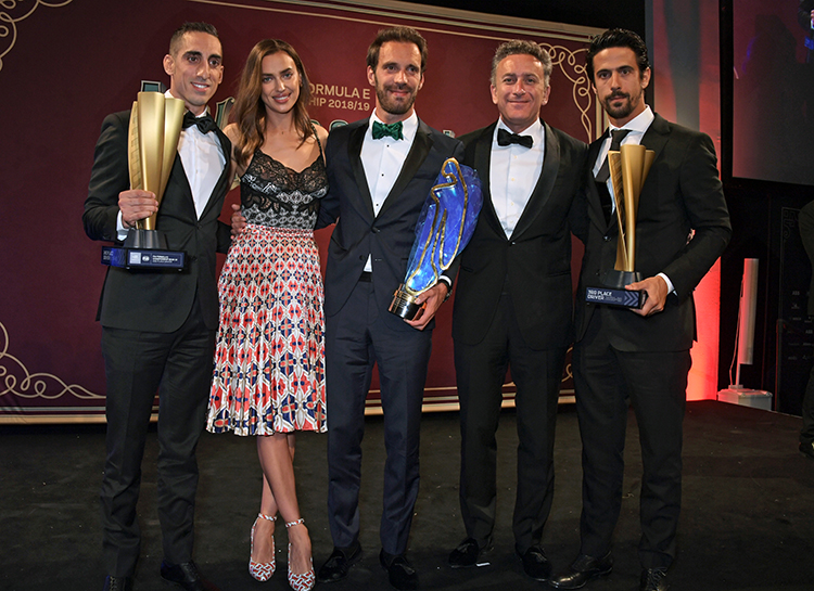 Ирина Шейк провела время с гонщиками "Формулы-Е", пока все обсуждают новый роман Брэдли Купера Ирина Шейк провела время с гонщиками "Формулы-Е", пока все обсуждают новый роман Брэдли Купера Звезды,Новости о звездах